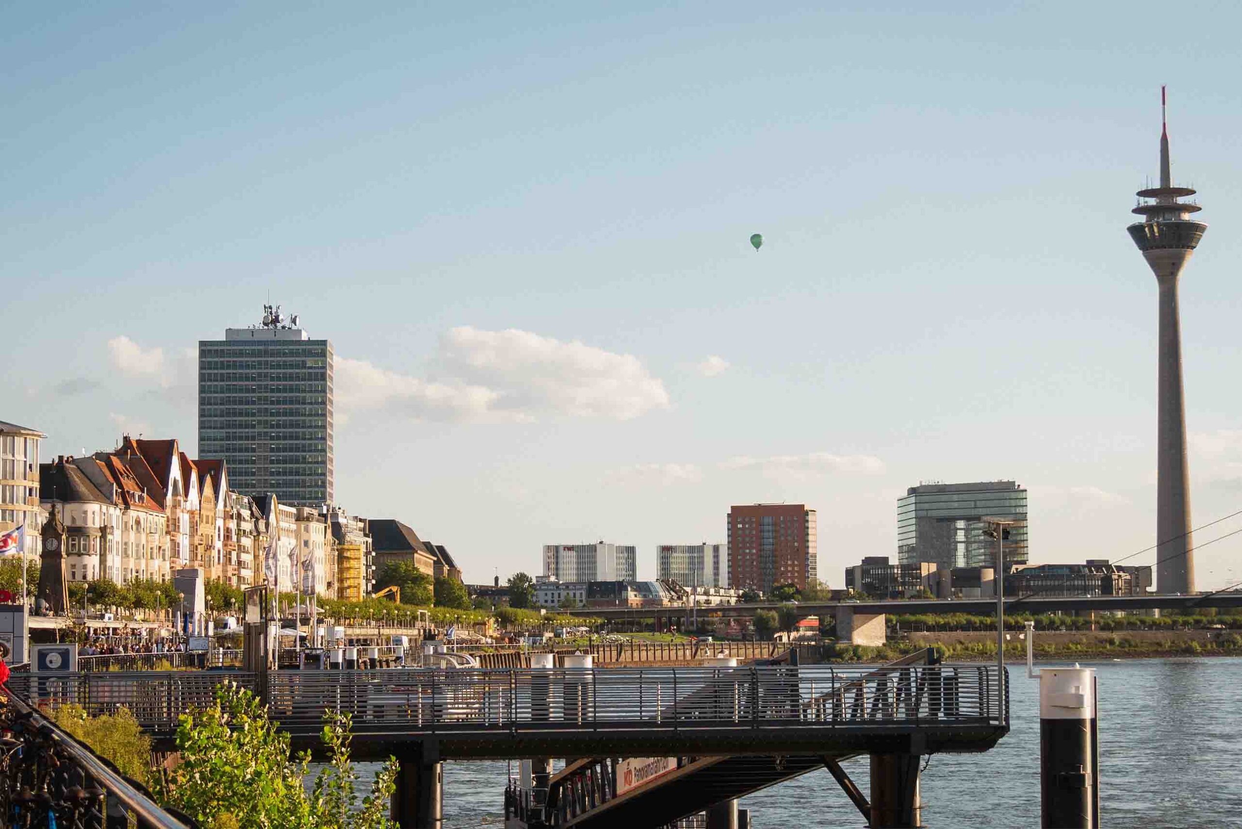 Rheinuferpromenade mit Rheinturm in Düsseldorf, wo es auch eine Geschäftsstelle von PRINAS MONTAN gibt