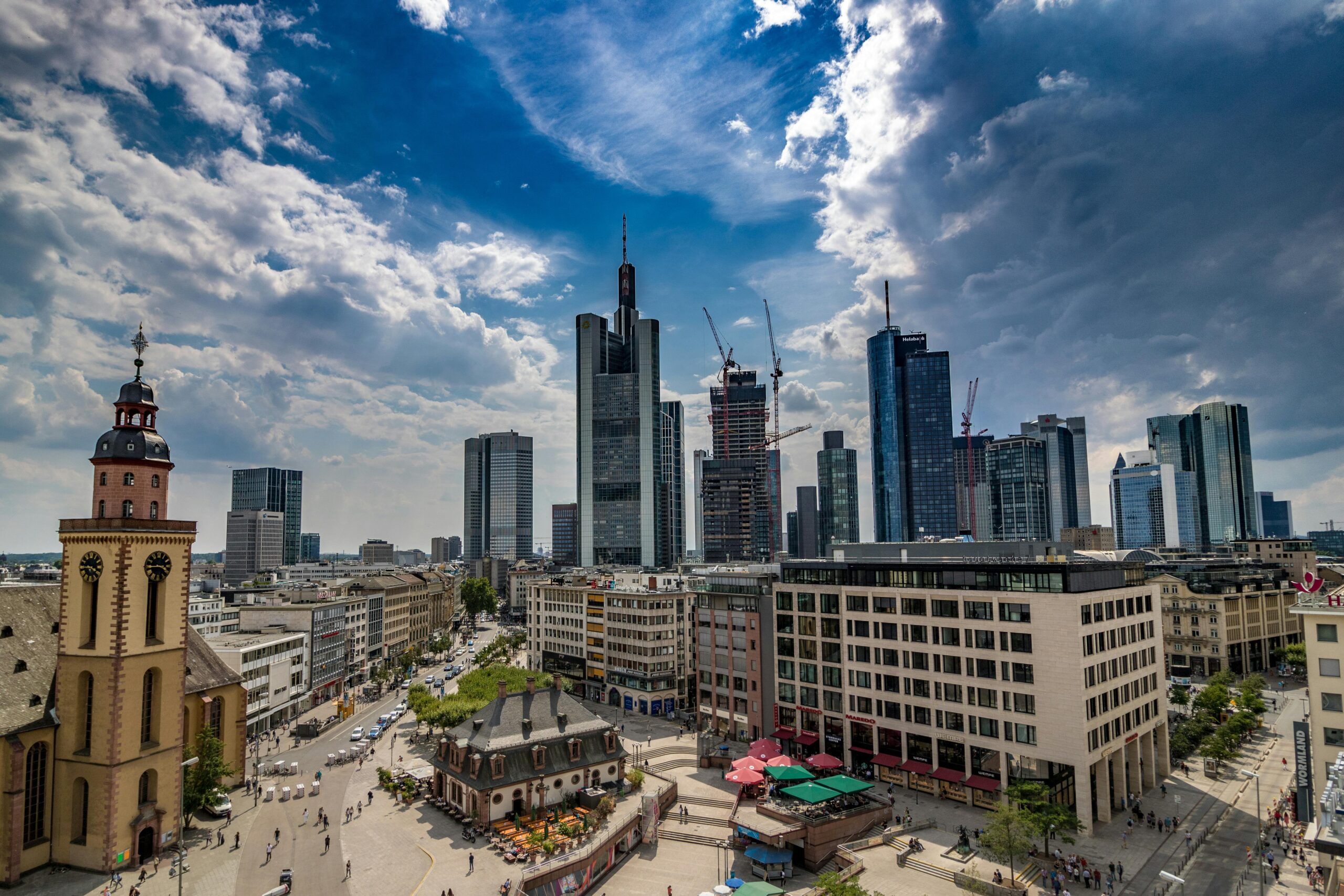 Auch in der Finanzmetropole Frankfurt am Main mit Skyline und Hauptwache hat PRINAS MONTAN Kundenberater vor Ort