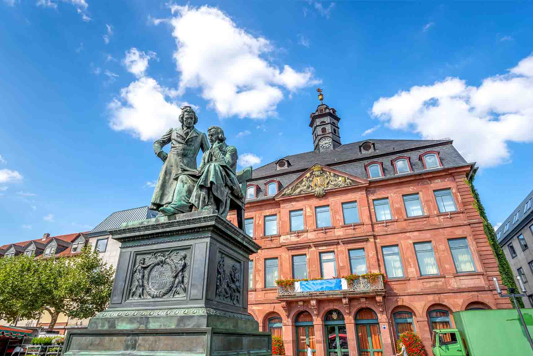 Das Gebrüder Grimm Denkmal steht vor dem alten Rathaus in Hanau und die Stadt hat eine Geschäftsstelle von PRINAS MONTAN