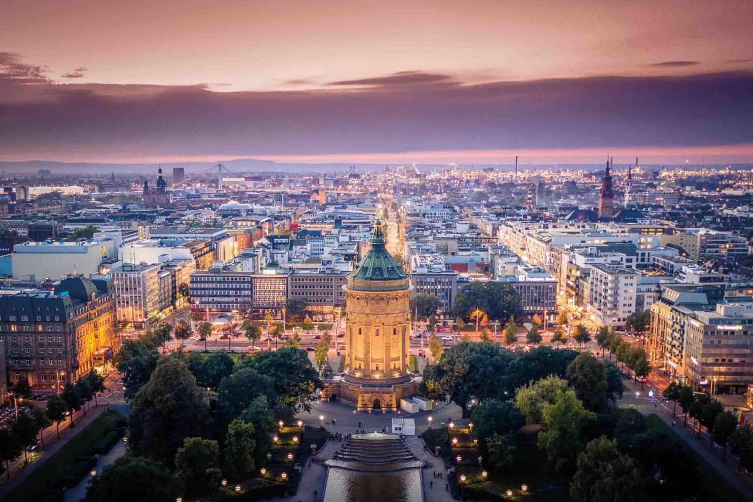 Eine abendliche Panoramaaufnahme der Stadt Mannheim, wo es auch eine Geschäftsstelle von PRINAS MONTAN gibt